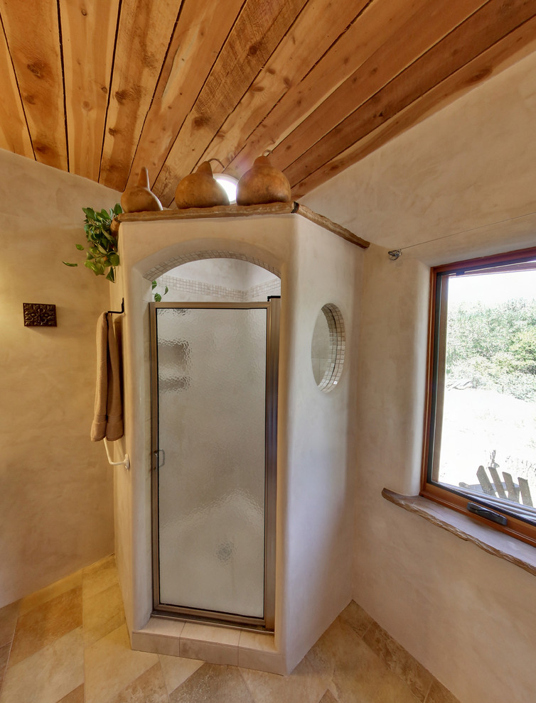 Immagine di una stanza da bagno con doccia american style con doccia ad angolo, pavimento in travertino, pavimento beige e porta doccia a battente