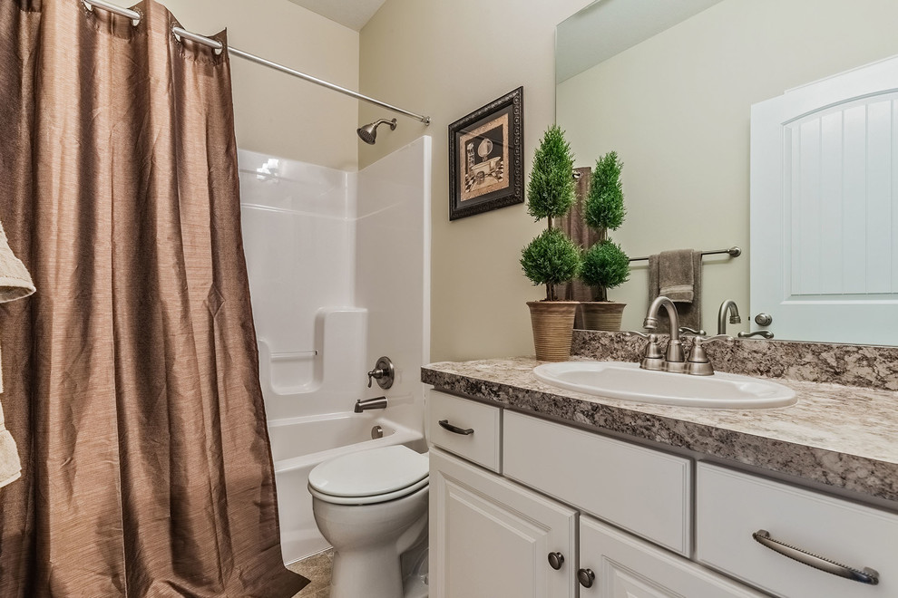 Idéer för ett mycket stort lantligt flerfärgad en-suite badrum, med luckor med upphöjd panel, vita skåp, ett badkar i en alkov, en dusch/badkar-kombination, en toalettstol med hel cisternkåpa, beige väggar, klinkergolv i keramik, ett nedsänkt handfat, granitbänkskiva, flerfärgat golv och dusch med duschdraperi