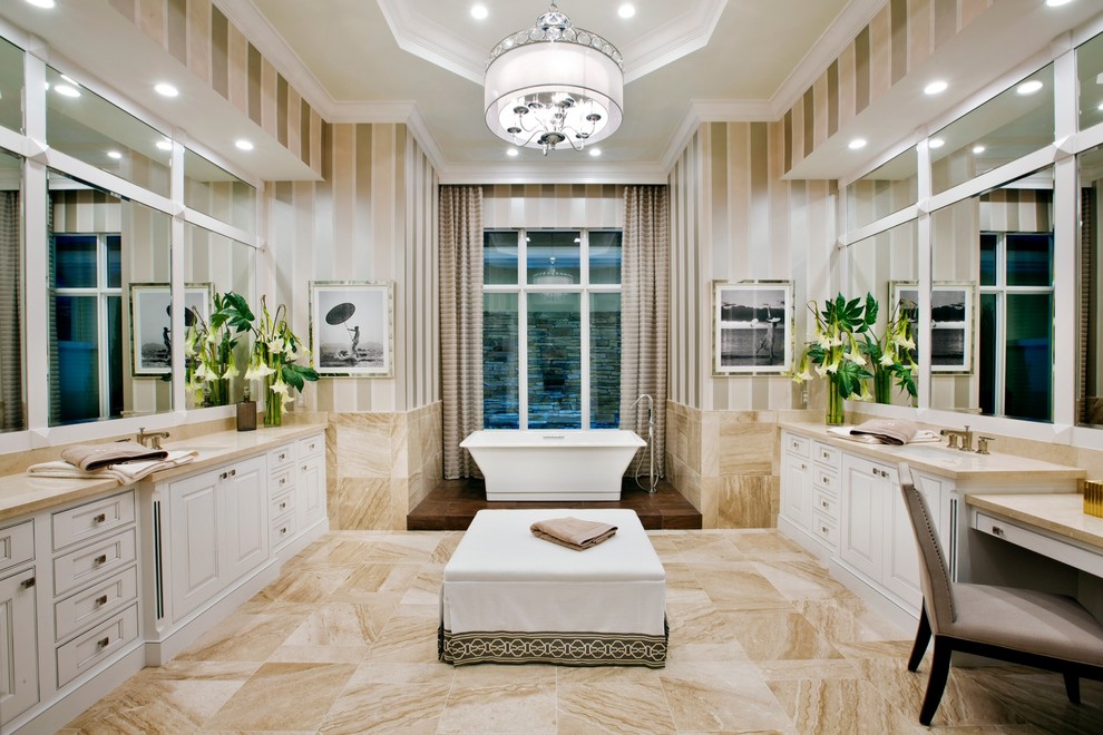 Свежая идея для дизайна: большая главная ванная комната в морском стиле с фасадами с утопленной филенкой, белыми фасадами, отдельно стоящей ванной, разноцветными стенами и врезной раковиной - отличное фото интерьера