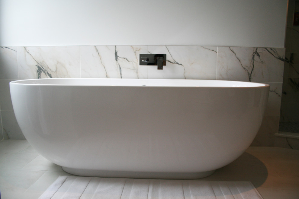 New modern bathtub Modern Bathroom Montreal by Studio NOO