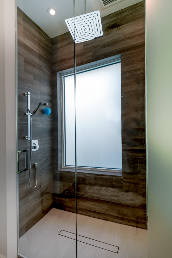 Inspiration för mellanstora moderna badrum, med en kantlös dusch, brun kakel och dusch med gångjärnsdörr