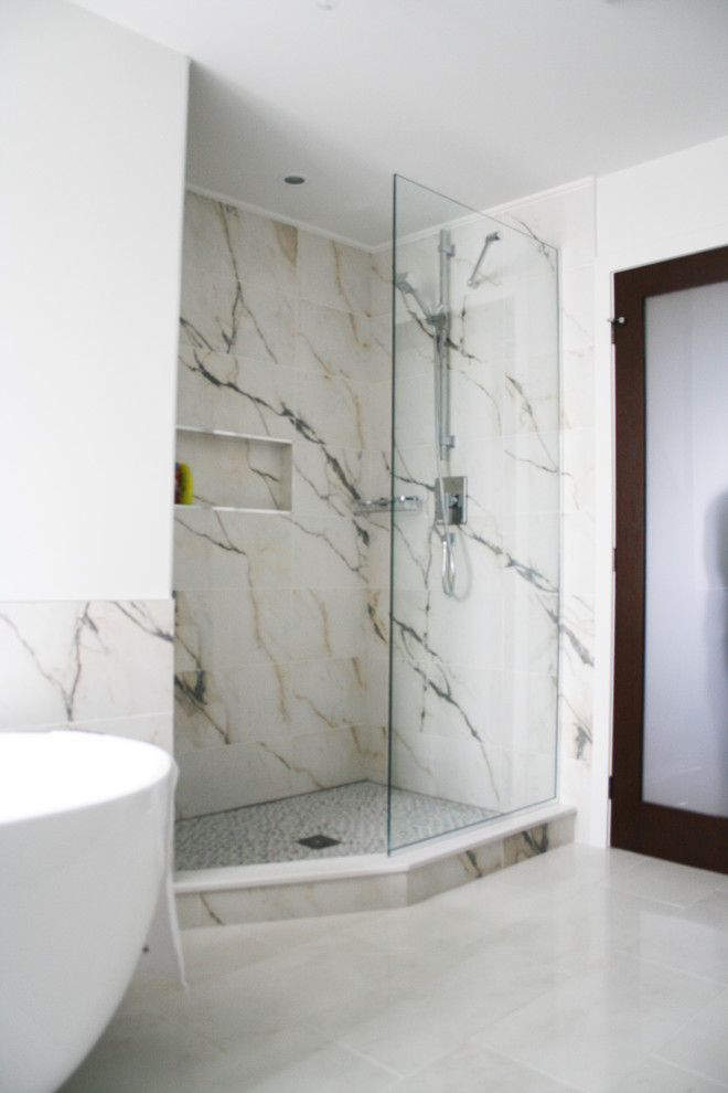 Immagine di una stanza da bagno padronale minimalista di medie dimensioni con doccia alcova e pavimento in gres porcellanato