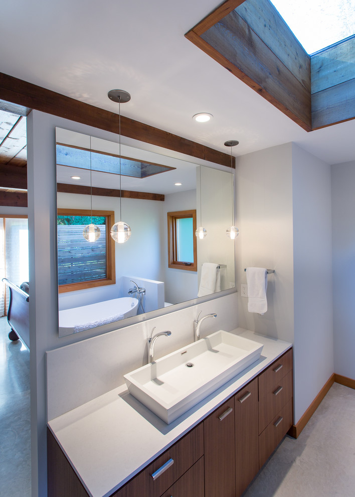 Exempel på ett mellanstort 50 tals vit vitt en-suite badrum, med släta luckor, skåp i mörkt trä, grå väggar, betonggolv, bänkskiva i kvarts, grått golv och ett avlångt handfat