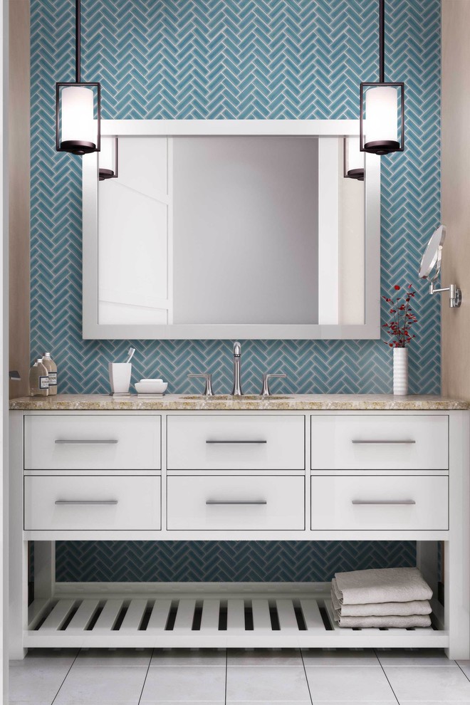 Свежая идея для дизайна: ванная комната среднего размера в стиле неоклассика (современная классика) с плоскими фасадами, белыми фасадами, синей плиткой, удлиненной плиткой, бежевыми стенами, полом из керамогранита, душевой кабиной, врезной раковиной, столешницей из гранита, белым полом и бежевой столешницей - отличное фото интерьера
