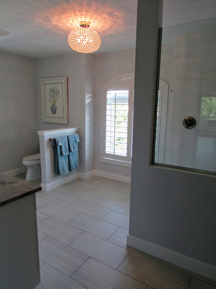 Exempel på ett stort klassiskt en-suite badrum, med skåp i shakerstil, vita skåp, en dusch i en alkov, en toalettstol med separat cisternkåpa, grå väggar, klinkergolv i porslin, ett undermonterad handfat, bänkskiva i kvartsit och grått golv