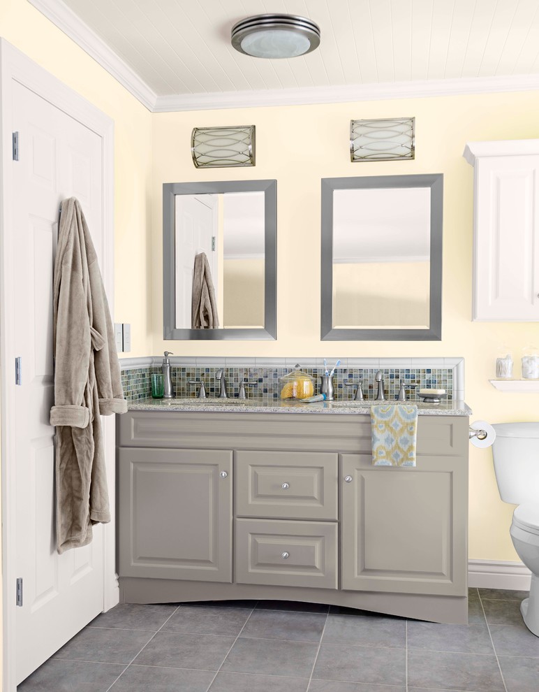 Inspiration för mellanstora klassiska badrum med dusch, med ett nedsänkt handfat, luckor med upphöjd panel, grå skåp, en toalettstol med separat cisternkåpa, flerfärgad kakel, beige väggar och klinkergolv i keramik