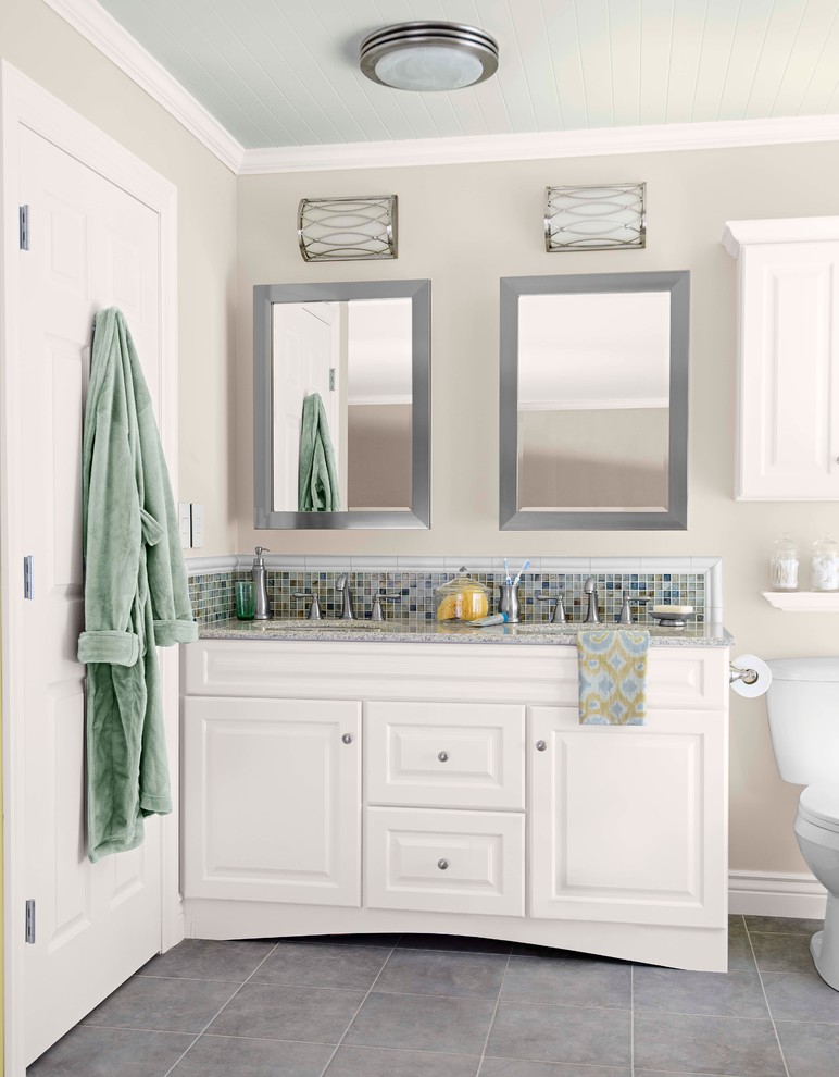 Пример оригинального дизайна: ванная комната среднего размера в стиле неоклассика (современная классика) с накладной раковиной, фасадами с выступающей филенкой, белыми фасадами, раздельным унитазом, разноцветной плиткой, бежевыми стенами, полом из керамической плитки и душевой кабиной