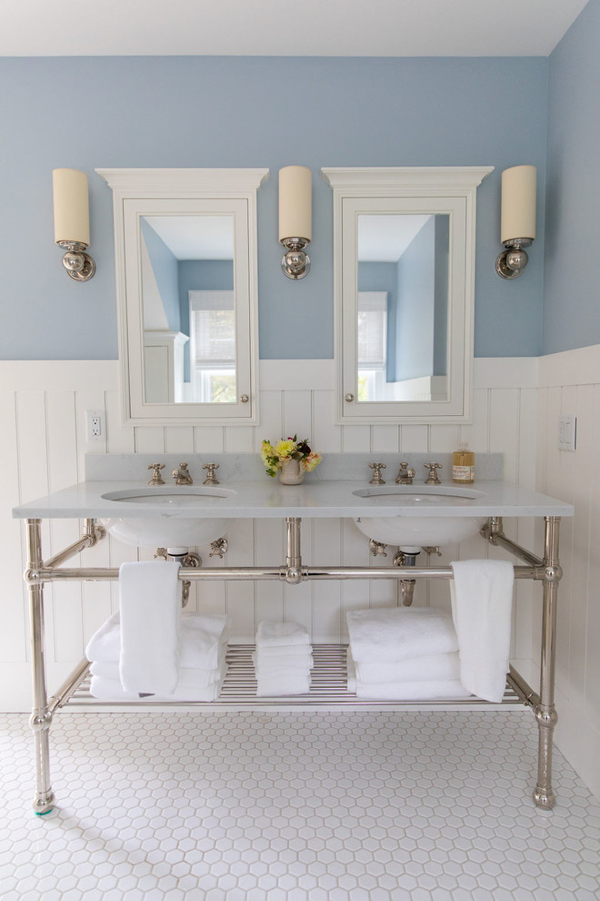 Foto de cuarto de baño campestre grande con paredes azules, suelo con mosaicos de baldosas, lavabo bajoencimera, encimera de mármol, suelo blanco y encimeras grises