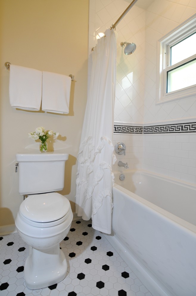 Esempio di una stanza da bagno chic di medie dimensioni con vasca da incasso, vasca/doccia, WC a due pezzi, piastrelle bianche, piastrelle diamantate, pareti gialle e pavimento con piastrelle in ceramica
