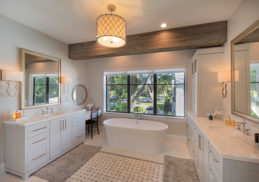 Inredning av ett klassiskt stort grå grått en-suite badrum, med skåp i shakerstil, blå skåp, ett fristående badkar, en öppen dusch, blå väggar, mellanmörkt trägolv, ett nedsänkt handfat, brunt golv och med dusch som är öppen