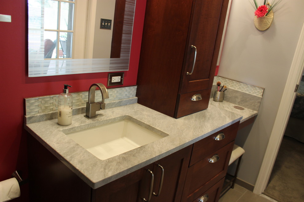 Idee per una stanza da bagno padronale chic con pareti rosse, pavimento con piastrelle in ceramica e top in granito