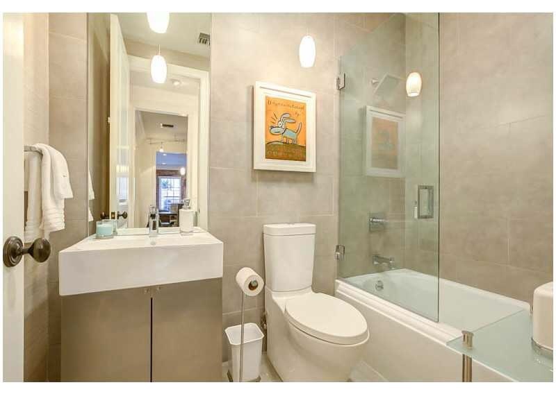 Exempel på ett mellanstort modernt badrum, med släta luckor, ett badkar i en alkov, en dusch/badkar-kombination, en toalettstol med hel cisternkåpa, grå kakel, porslinskakel, grå väggar och ett integrerad handfat