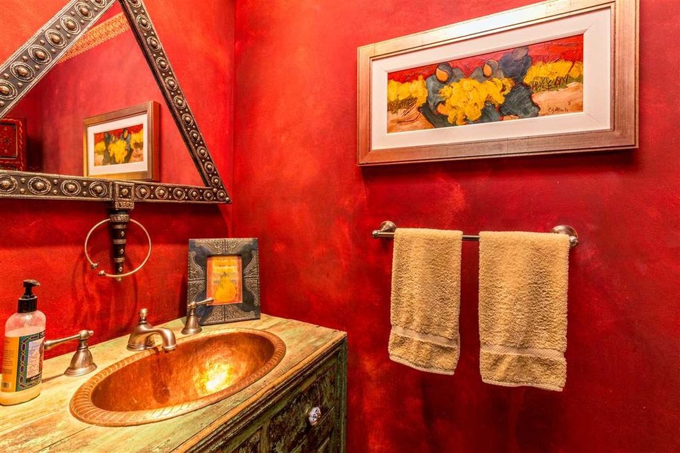 Exempel på ett mellanstort amerikanskt en-suite badrum, med släta luckor, skåp i mellenmörkt trä, ett fristående badkar, en dusch i en alkov, beige kakel, keramikplattor, beige väggar, skiffergolv, ett nedsänkt handfat, kaklad bänkskiva, svart golv och dusch med gångjärnsdörr