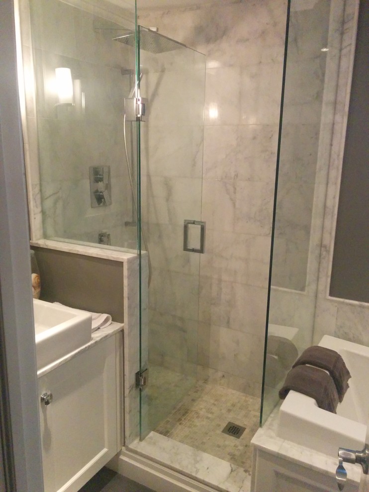 Idéer för att renovera ett mellanstort vintage en-suite badrum, med skåp i shakerstil, vita skåp, ett platsbyggt badkar, en dusch i en alkov, en toalettstol med hel cisternkåpa, grå kakel, vit kakel, porslinskakel, grå väggar, klinkergolv i porslin, ett fristående handfat och marmorbänkskiva