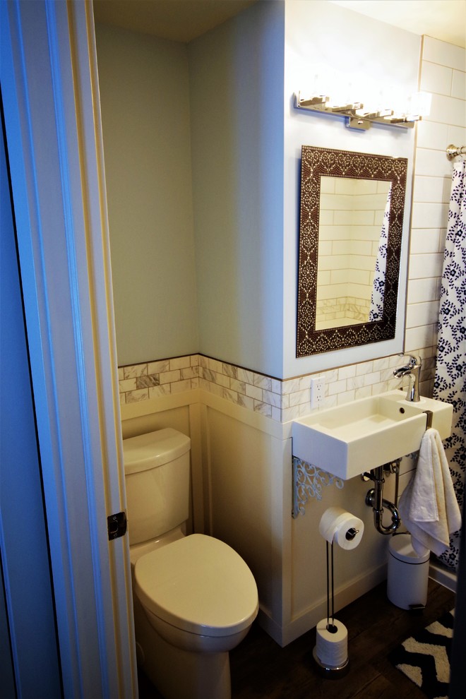 Immagine di una piccola stanza da bagno con doccia boho chic con WC a due pezzi, piastrelle multicolore, piastrelle in ceramica, pareti blu, pavimento in vinile e lavabo sospeso