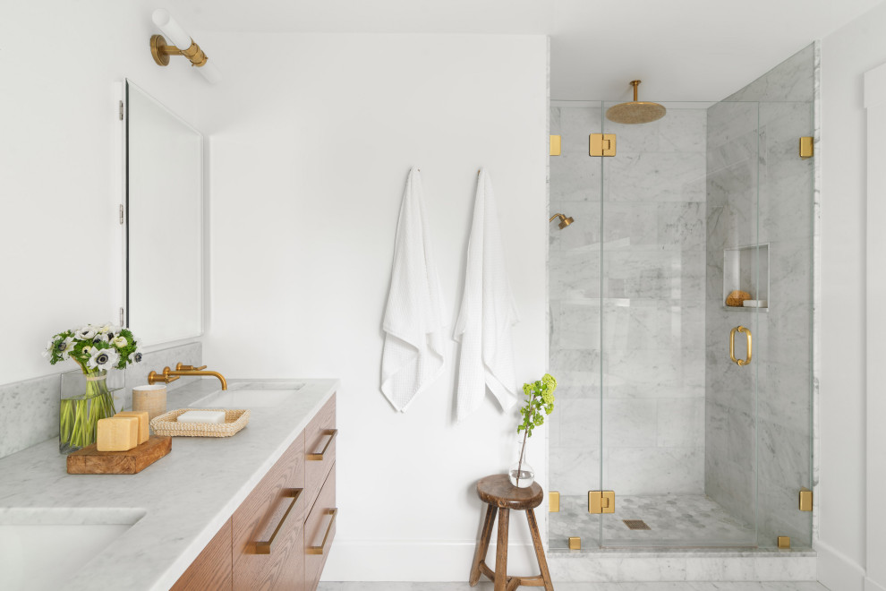 Idéer för vintage grått badrum, med släta luckor, skåp i mellenmörkt trä, en dusch i en alkov, vita väggar, ett undermonterad handfat och grått golv