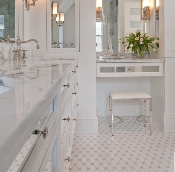 Cette photo montre une petite salle de bain principale éclectique avec un placard avec porte à panneau encastré, des portes de placard blanches, un carrelage blanc, un mur bleu et un lavabo encastré.
