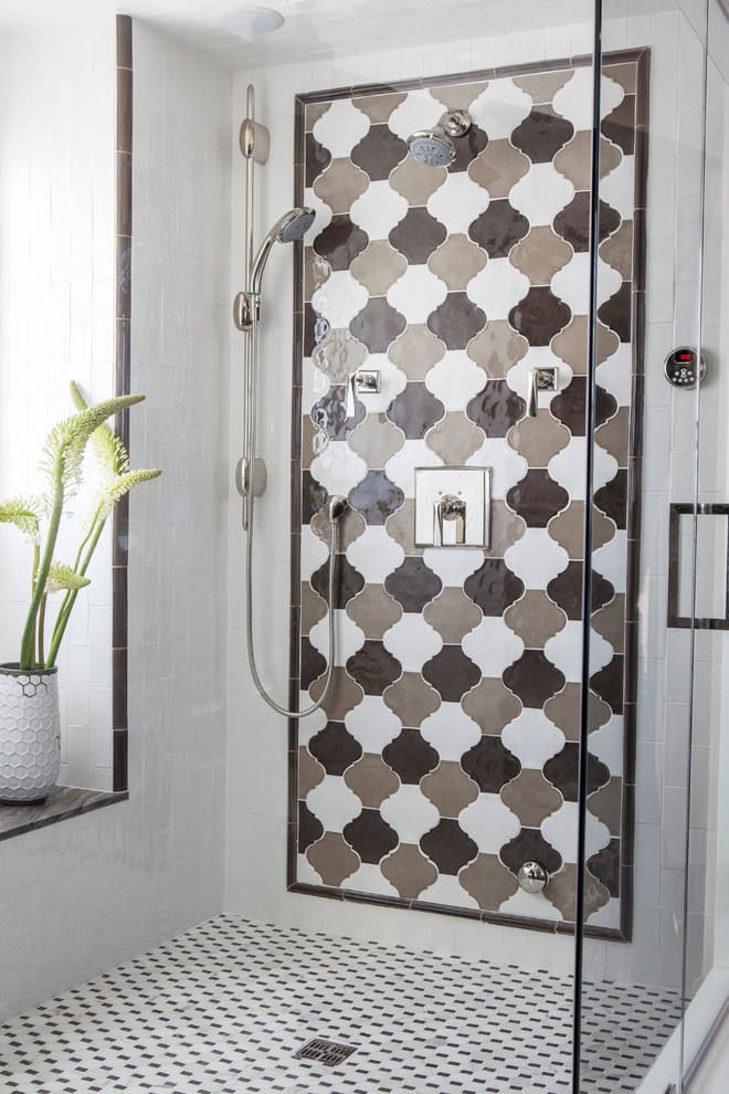 Imagen de cuarto de baño principal bohemio pequeño con ducha abierta y paredes blancas