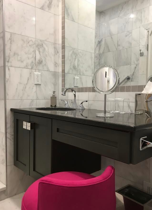 Idéer för ett mellanstort klassiskt svart badrum med dusch, med skåp i shakerstil, svarta skåp, en dusch i en alkov, grå kakel, marmorkakel, grå väggar, marmorgolv, ett undermonterad handfat, bänkskiva i kvarts, grått golv och dusch med gångjärnsdörr
