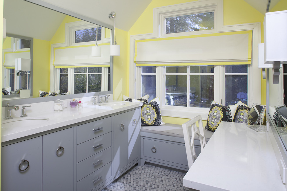 Idéer för ett modernt badrum, med marmorbänkskiva, ett undermonterad handfat, grå skåp, gula väggar och lila golv