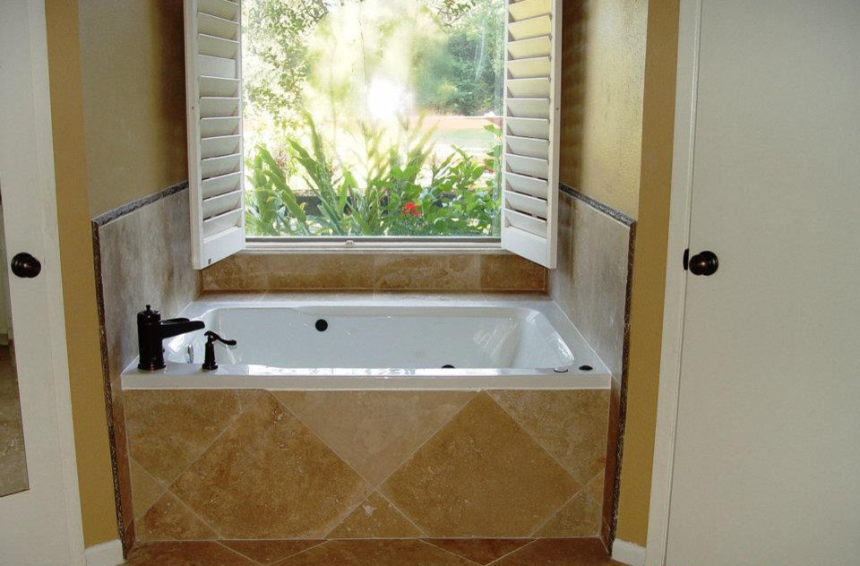Идея дизайна: ванная комната среднего размера в стиле неоклассика (современная классика) с накладной ванной, бежевой плиткой, цементной плиткой, желтыми стенами, полом из керамической плитки, душевой кабиной и коричневым полом
