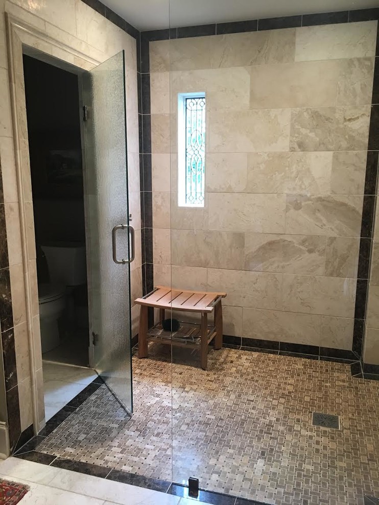 Foto di una grande stanza da bagno padronale minimal con doccia alcova, piastrelle beige, piastrelle in gres porcellanato e porta doccia a battente