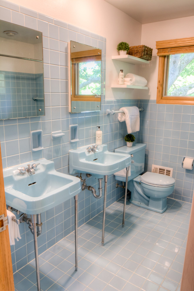 Klassisk inredning av ett litet badrum med dusch, med blå kakel, keramikplattor, vita väggar, klinkergolv i keramik, ett konsol handfat och blått golv