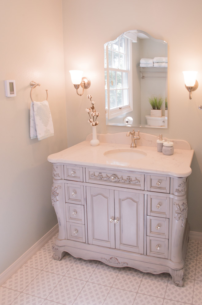 Idéer för små vintage badrum med dusch, med luckor med upphöjd panel, grå skåp, en dusch i en alkov, beige kakel, porslinskakel, grå väggar, klinkergolv i keramik, ett undermonterad handfat, marmorbänkskiva, grått golv och dusch med duschdraperi