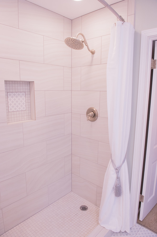 Inspiration för ett litet vintage badrum med dusch, med luckor med upphöjd panel, grå skåp, en dusch i en alkov, beige kakel, porslinskakel, grå väggar, klinkergolv i keramik, ett undermonterad handfat, marmorbänkskiva, grått golv och dusch med duschdraperi