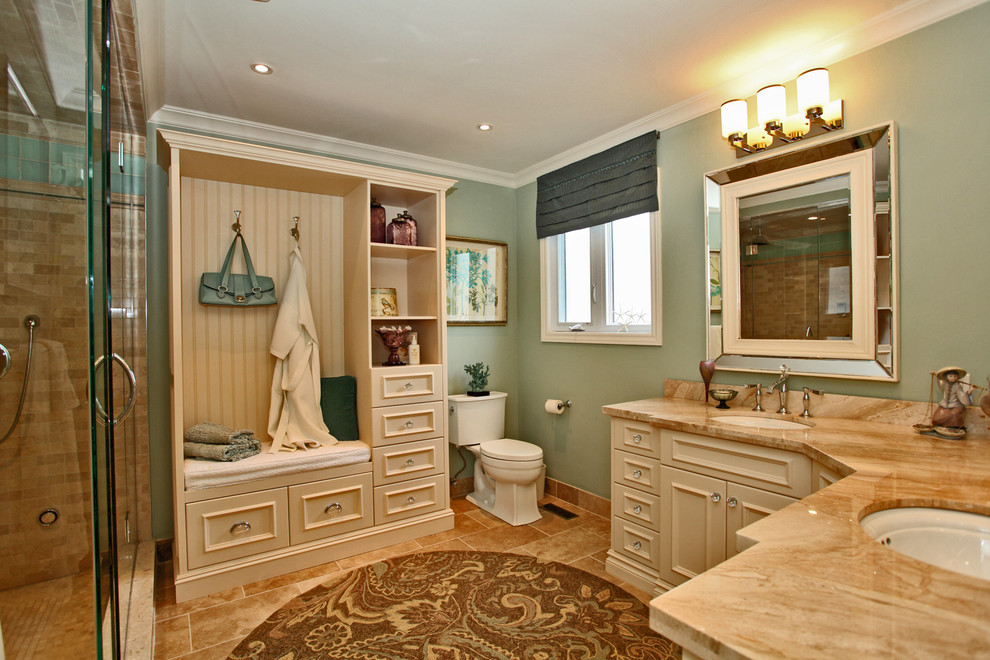 Klassisches Badezimmer mit Unterbauwaschbecken, Schrankfronten mit vertiefter Füllung, beigen Schränken, Wandtoilette mit Spülkasten, beigen Fliesen und beiger Waschtischplatte in Toronto