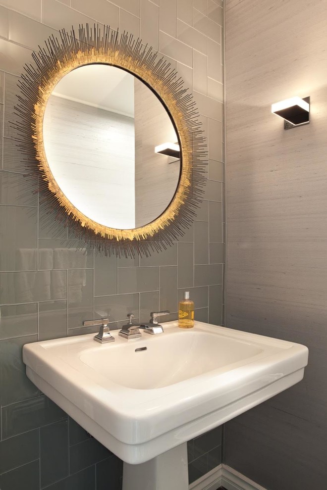 Inspiration för små moderna badrum med dusch, med grå väggar och ett piedestal handfat