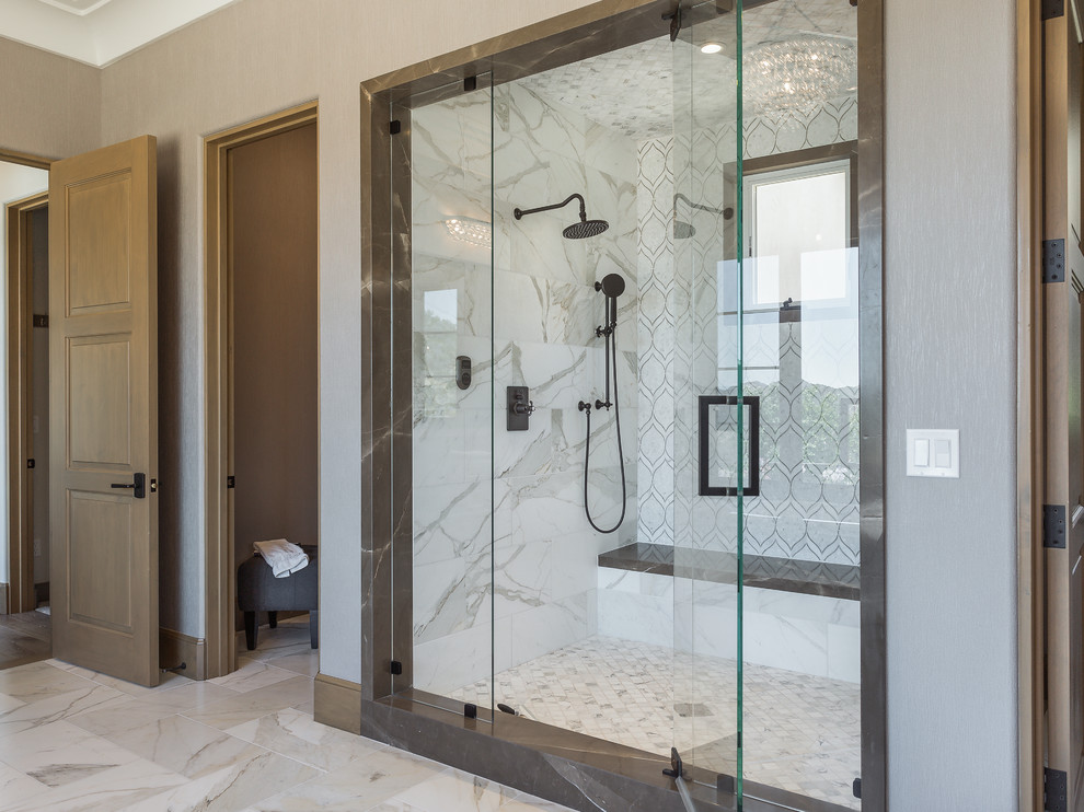 Foto di una stanza da bagno mediterranea con doccia alcova, piastrelle bianche, pareti grigie, pavimento bianco e porta doccia a battente