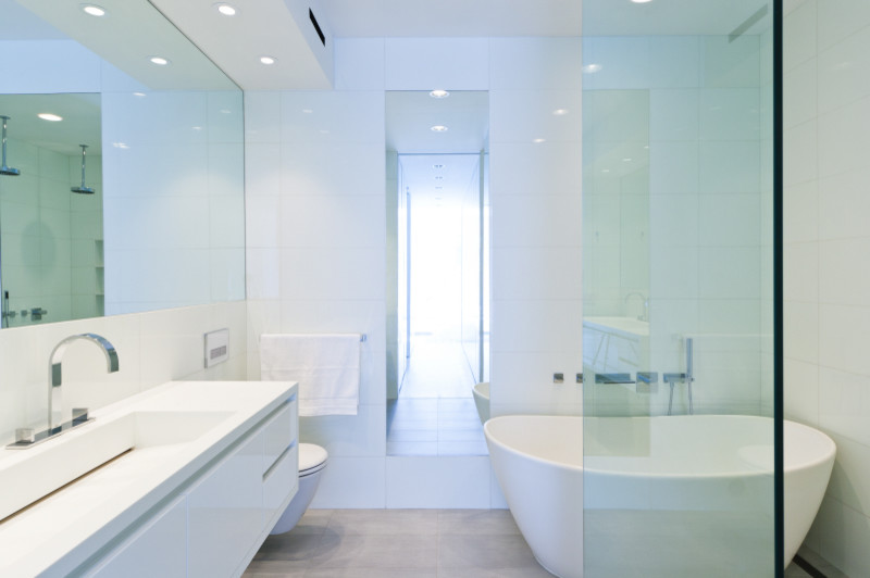 Cette image montre une salle de bain principale minimaliste de taille moyenne avec une grande vasque, un placard à porte plane, des portes de placard blanches, une douche ouverte, WC à poser, un carrelage blanc et un mur blanc.