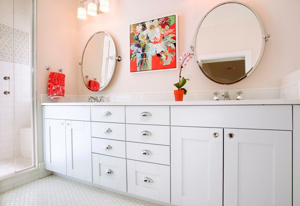 デンバーにある中くらいなトランジショナルスタイルのおしゃれなバスルーム (浴槽なし) (シェーカースタイル扉のキャビネット、白いキャビネット、アルコーブ型シャワー、白いタイル、サブウェイタイル、ピンクの壁、磁器タイルの床、アンダーカウンター洗面器、珪岩の洗面台、白い床、開き戸のシャワー) の写真