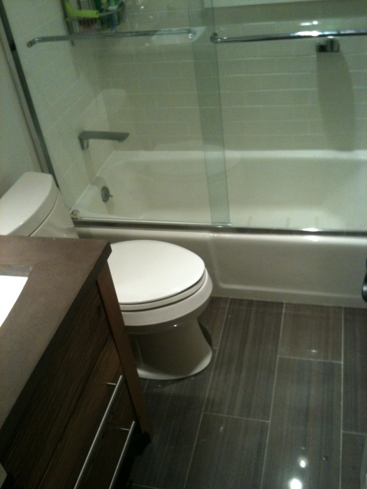 Идея дизайна: ванная комната в стиле модернизм с врезной раковиной и столешницей из бетона