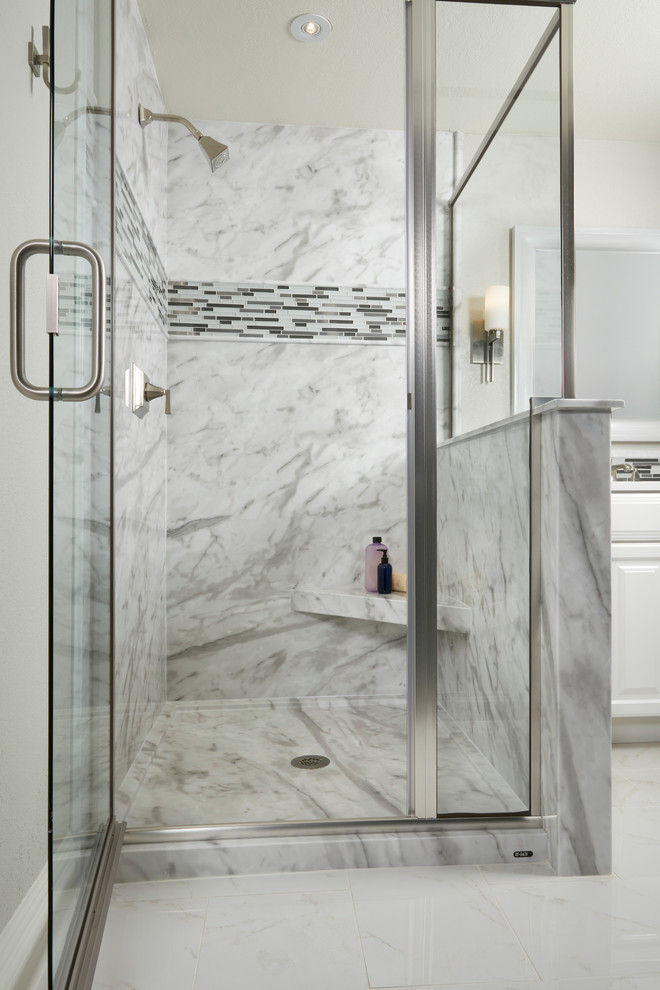 Inspiration för ett funkis badrum, med luckor med upphöjd panel, vita skåp, en hörndusch, grå kakel, vit kakel, marmorkakel, beige väggar, klinkergolv i porslin, vitt golv och dusch med gångjärnsdörr