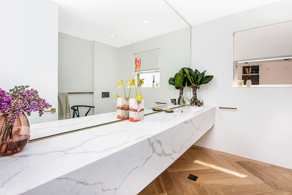Foto di una stanza da bagno minimal con pavimento in legno massello medio e top in granito