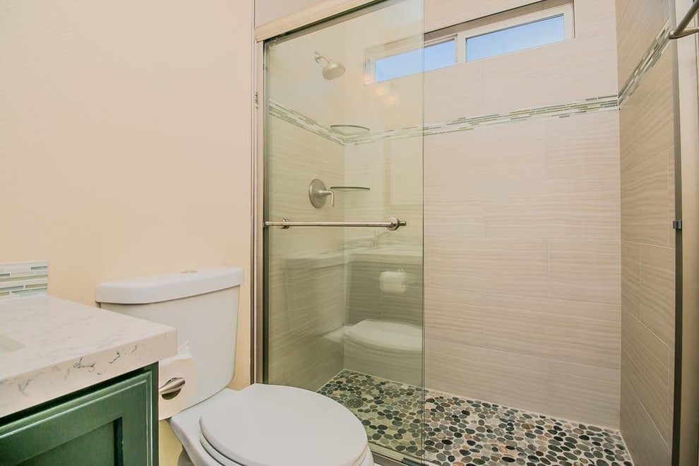 Bild på ett litet vintage badrum med dusch, med skåp i shakerstil, gröna skåp, bänkskiva i kvarts, en dusch i en alkov, en toalettstol med separat cisternkåpa, beige kakel, keramikplattor, beige väggar, ett undermonterad handfat och dusch med skjutdörr