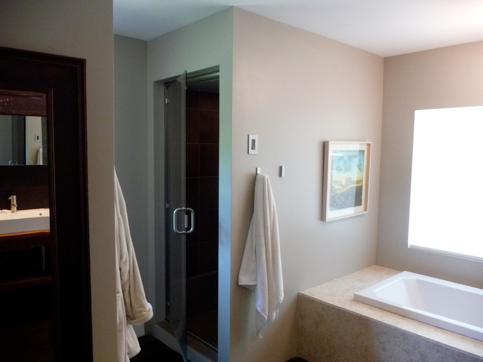 Inspiration för ett mellanstort funkis en-suite badrum, med ett platsbyggt badkar, en dubbeldusch, en toalettstol med separat cisternkåpa, bruna väggar, korkgolv, ett fristående handfat, träbänkskiva, brunt golv och dusch med gångjärnsdörr
