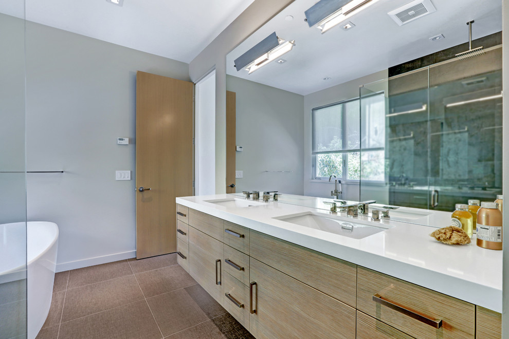 Стильный дизайн: ванная комната в современном стиле с темными деревянными фасадами и бежевой плиткой - последний тренд