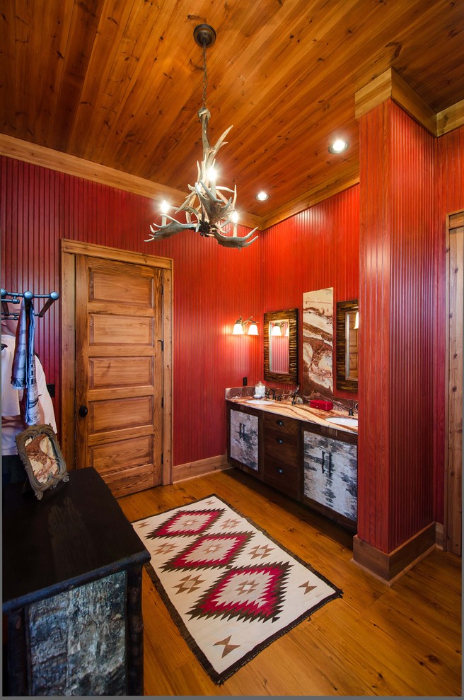 Aménagement d'une salle de bain montagne avec un mur rouge.