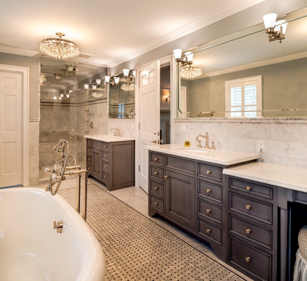 Inspiration för ett stort vintage en-suite badrum, med luckor med profilerade fronter, skåp i mörkt trä, ett badkar med tassar, grå kakel, grå väggar, ett undermonterad handfat och marmorbänkskiva