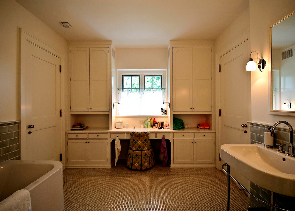 Foto de cuarto de baño tradicional con lavabo tipo consola, armarios estilo shaker, puertas de armario blancas, baldosas y/o azulejos beige y baldosas y/o azulejos en mosaico