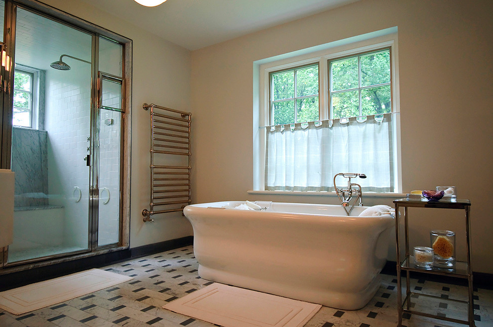 Diseño de cuarto de baño rectangular clásico con bañera exenta, ducha empotrada y baldosas y/o azulejos blancos