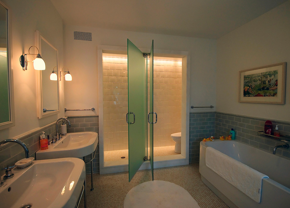Idéer för att renovera ett funkis badrum, med ett konsol handfat, ett fristående badkar, blå kakel och tunnelbanekakel