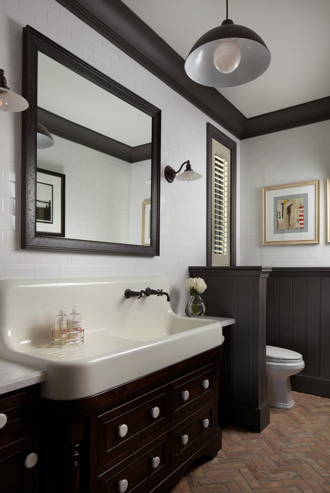 マイアミにある巨大なトラディショナルスタイルのおしゃれな浴室 (黒いキャビネット、レンガの床、白いタイル、サブウェイタイル) の写真