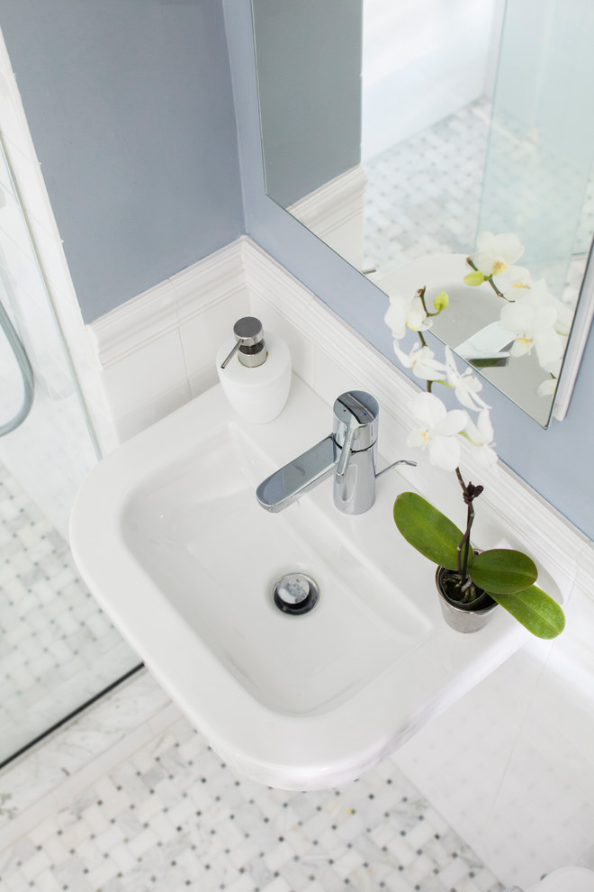 Стильный дизайн: маленькая ванная комната в современном стиле с накладной раковиной, душем в нише, унитазом-моноблоком, фиолетовыми стенами и мраморным полом для на участке и в саду - последний тренд