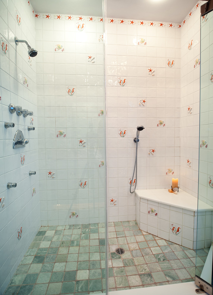 Bild på ett maritimt badrum, med ett undermonterad handfat, luckor med upphöjd panel, vita skåp, marmorbänkskiva, en öppen dusch och flerfärgad kakel