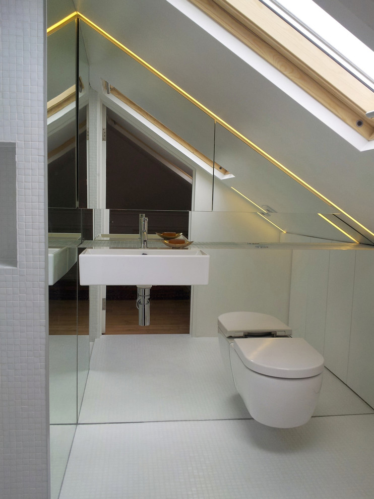 Idée de décoration pour une petite salle de bain minimaliste avec un plan de toilette en carrelage, un carrelage blanc, un carrelage en pâte de verre, WC suspendus, un lavabo suspendu, un mur blanc et un sol en carrelage de terre cuite.