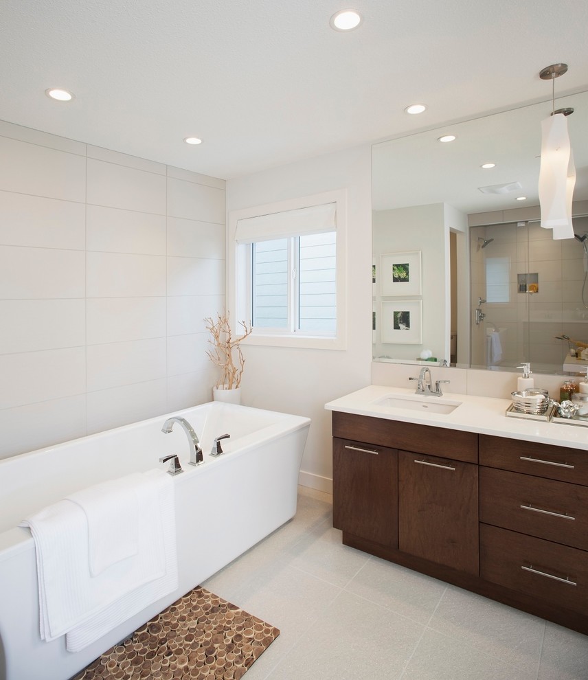 Foto de cuarto de baño contemporáneo con bañera exenta y encimeras blancas